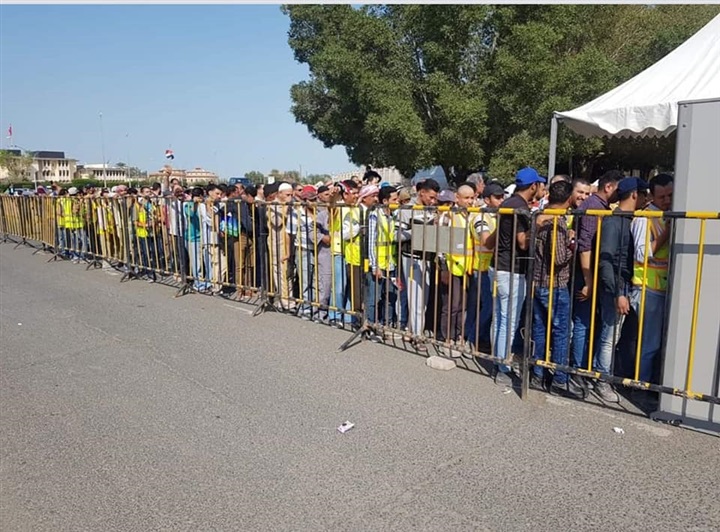 احتشاد المصريون في الكويت أمام أبواب السفارة المصرية للاستفتاء علي التعديلات الدستورية احتشاد المصريون في الكويت أمام أبواب السفارة المصرية للاستفتاء علي التعديلات الدستورية