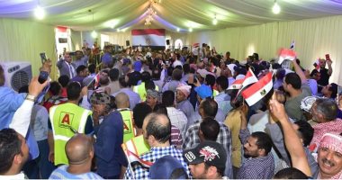 احتشاد المصريون في الكويت أمام أبواب السفارة المصرية للاستفتاء علي التعديلات الدستورية