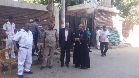بالصور.. مدير عام الإدارة التعليمية يتفقد لجان الاستفتاء بنجع حمادي ويدلي بصوته 