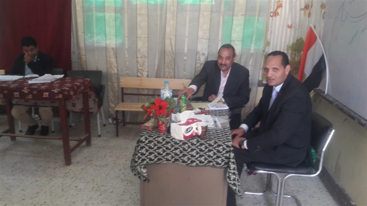 بالصور.. مدير عام الإدارة التعليمية يتفقد لجان الاستفتاء بنجع حمادي ويدلي بصوته 