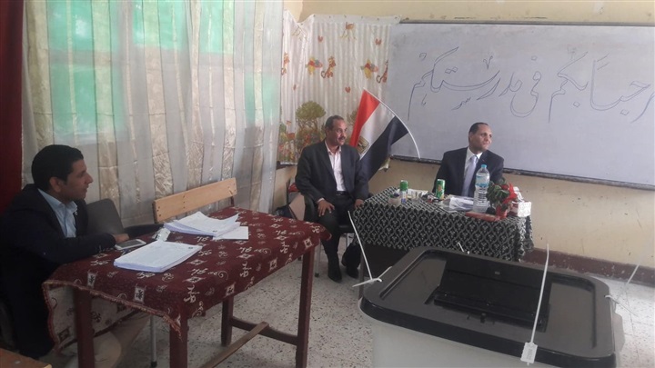 بالصور.. مدير عام الإدارة التعليمية يتفقد لجان الاستفتاء بنجع حمادي ويدلي بصوته 