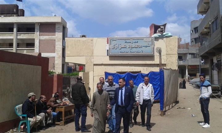 رئيس لجنة يخرج لإستقبال مسن مريض ومساعدته للإدلاء بصوته في الإستفتاء على الدستور ببنها