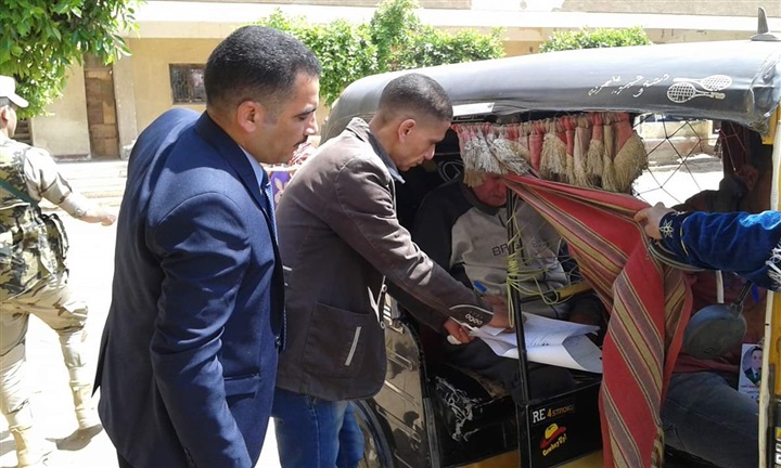 رئيس لجنة يخرج لإستقبال مسن مريض ومساعدته للإدلاء بصوته في الإستفتاء على الدستور ببنها