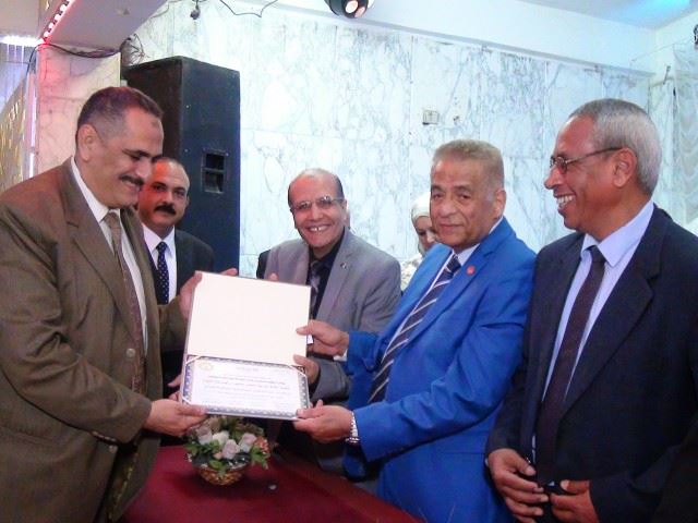 بحضور وكيل وزارة البحيرة.. "شاهين" يكرم رواد التعليم وحملة الدكتوراة والمثاليين من المعلمين