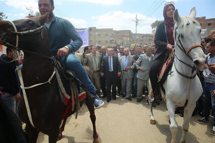 محافظ كفر الشيخ يشهد مسيرة لأهالي بيلا بالخيول والمزمار البلدي لحشد المواطنين في الاستفتاء "صور"