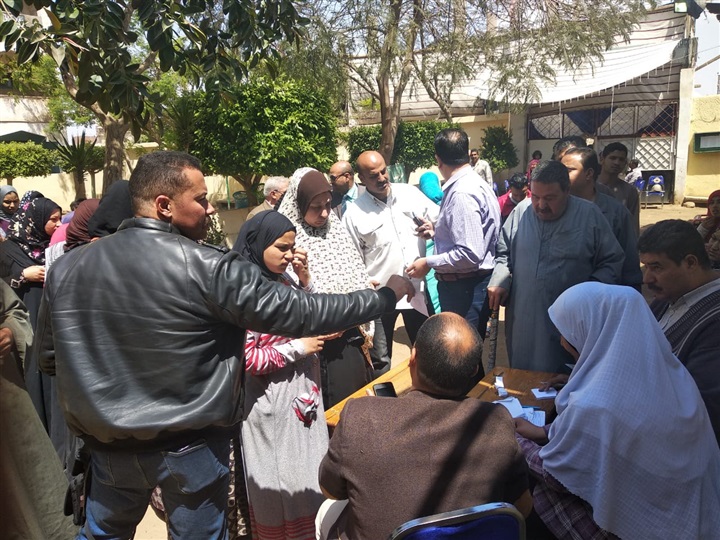 رئيس مدينة قليوب يتفقد مقار لجان الاستفتاء على الدستور 