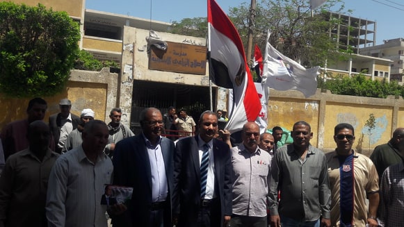 بالصور.. مدير عام الإدارة التعليمية يقود مسيرة حاشدة للمعلمين بشوارع نجع حمادي 