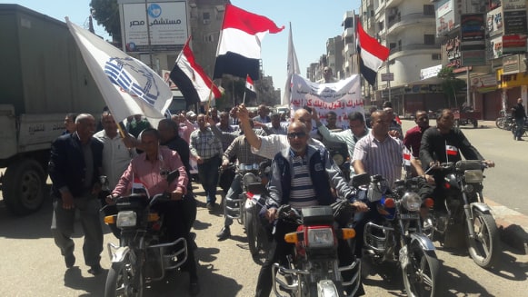 بالصور.. مدير عام الإدارة التعليمية يقود مسيرة حاشدة للمعلمين بشوارع نجع حمادي 