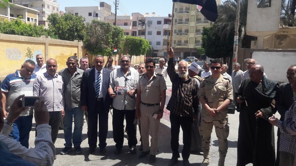 بالصور.. مدير عام الإدارة التعليمية يقود مسيرة حاشدة للمعلمين بشوارع نجع حمادي 