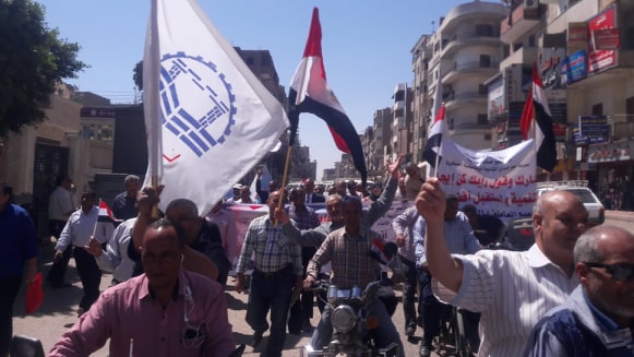 بالصور.. مدير عام الإدارة التعليمية يقود مسيرة حاشدة للمعلمين بشوارع نجع حمادي 