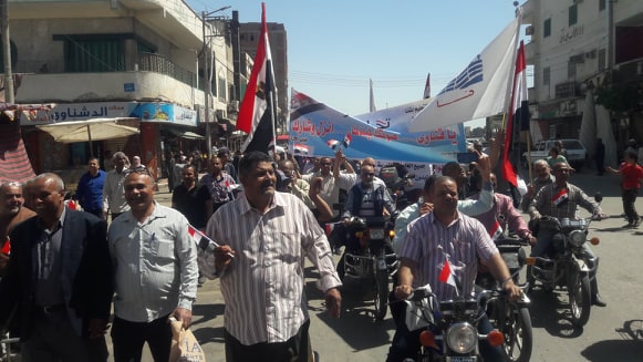 بالصور.. مدير عام الإدارة التعليمية يقود مسيرة حاشدة للمعلمين بشوارع نجع حمادي 