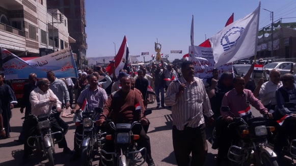 بالصور.. مدير عام الإدارة التعليمية يقود مسيرة حاشدة للمعلمين بشوارع نجع حمادي 