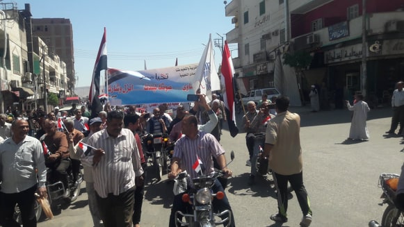 بالصور.. مدير عام الإدارة التعليمية يقود مسيرة حاشدة للمعلمين بشوارع نجع حمادي 
