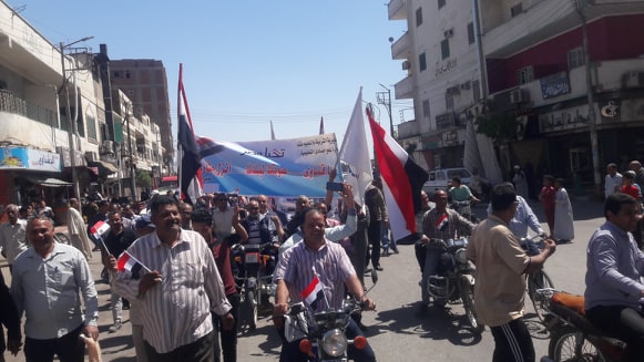 بالصور.. مدير عام الإدارة التعليمية يقود مسيرة حاشدة للمعلمين بشوارع نجع حمادي 