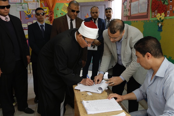 بالصور.. وكيل الأزهر يدلي بصوته في الاستفتاء على التعديلات الدستورية بالصور.. وكيل الأزهر يدلي بصوته في الاستفتاء على التعديلات الدستورية