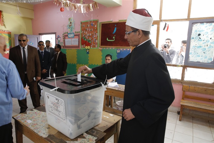 بالصور.. وكيل الأزهر يدلي بصوته في الاستفتاء على التعديلات الدستورية بالصور.. وكيل الأزهر يدلي بصوته في الاستفتاء على التعديلات الدستورية