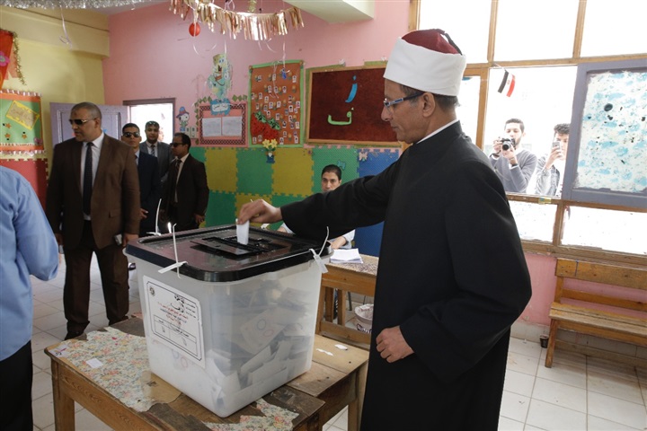 بالصور.. وكيل الأزهر يدلي بصوته في الاستفتاء على التعديلات الدستورية بالصور.. وكيل الأزهر يدلي بصوته في الاستفتاء على التعديلات الدستورية