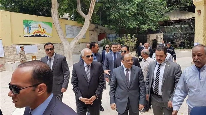 وزير التنمية المحلية ومحافظ الجيزة يتفقدان لجان الاستفتاء بالدقى والعجوزة والوراق وشمال الجيزة