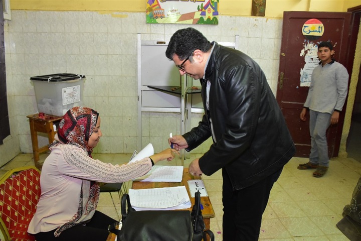 المؤلف أيمن سلامة يدلى بصوته في التعديلات الدستورية بالهرم 