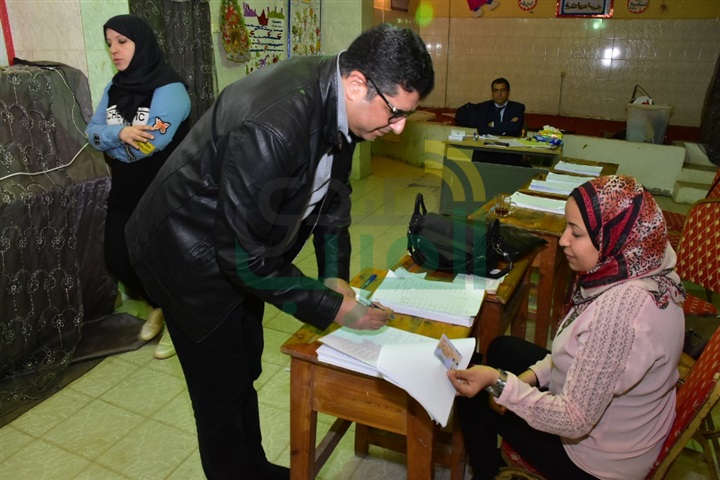 المؤلف أيمن سلامة يدلى بصوته في التعديلات الدستورية بالهرم 