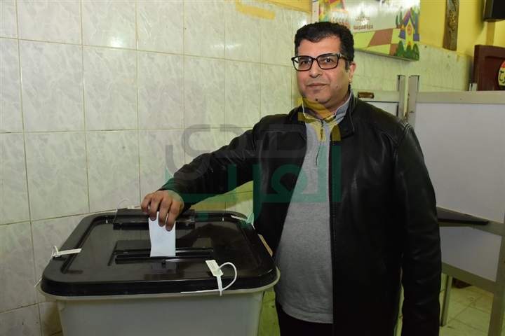 المؤلف أيمن سلامة يدلى بصوته في التعديلات الدستورية بالهرم 