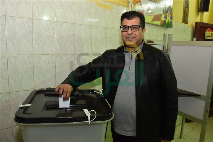 المؤلف أيمن سلامة يدلى بصوته في التعديلات الدستورية بالهرم 