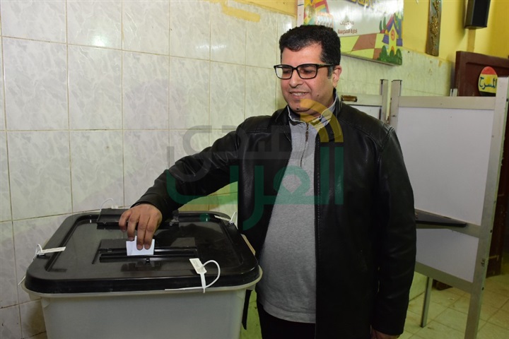 المؤلف أيمن سلامة يدلى بصوته في التعديلات الدستورية بالهرم 
