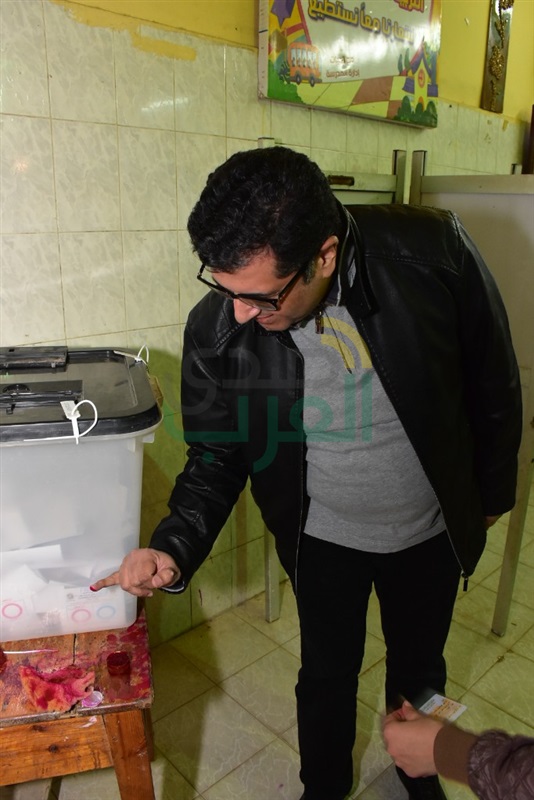 المؤلف أيمن سلامة يدلى بصوته في التعديلات الدستورية بالهرم 