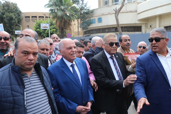 الزناتي يتقدم المعلمين المغتربين في مسيرة حاشدة للإدلاء بأصواتهم لليوم الثاني على التوالي