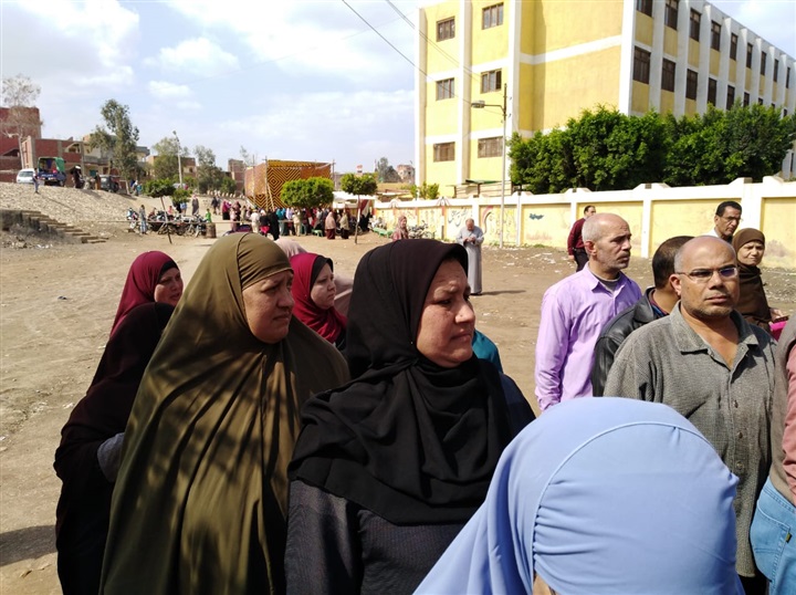 إقبال الناخبين في اليوم الثالث من الاستفتاء على الدستور بشبين القناطر