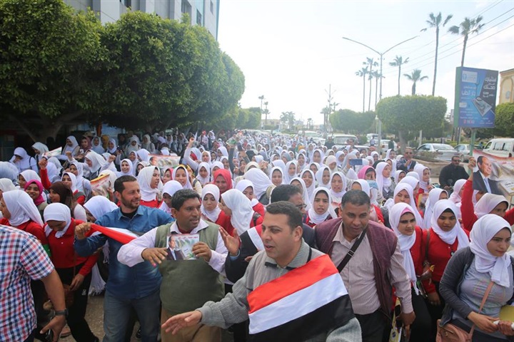 بالصور.. مسيرة حاشدة تأييدًا للدستور في شوارع كفر الشيخ وسط هتافات "تحيا مصر"