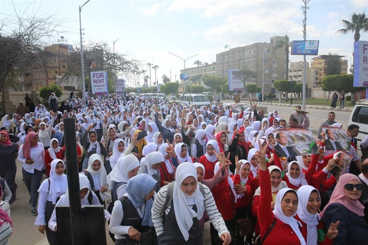بالصور.. مسيرة حاشدة تأييدًا للدستور في شوارع كفر الشيخ وسط هتافات "تحيا مصر"