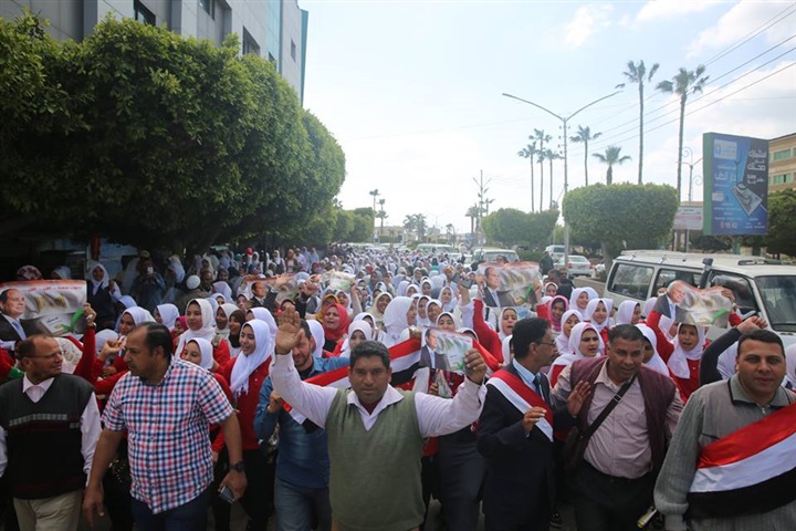 بالصور.. مسيرة حاشدة تأييدًا للدستور في شوارع كفر الشيخ وسط هتافات "تحيا مصر"