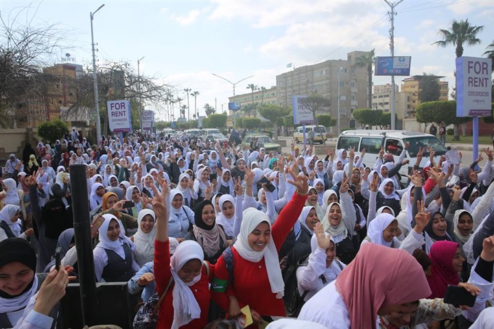 بالصور.. مسيرة حاشدة تأييدًا للدستور في شوارع كفر الشيخ وسط هتافات "تحيا مصر"