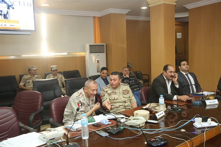 بالصور.. محافظ كفر الشيخ يتابع من غرفة العمليات الرئيسية سير عملية الاستفتاء