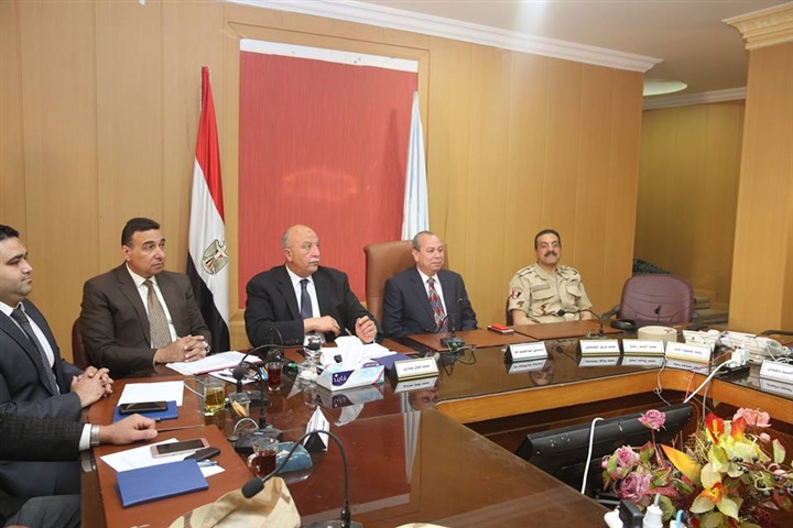 بالصور.. محافظ كفر الشيخ يتابع من غرفة العمليات الرئيسية سير عملية الاستفتاء