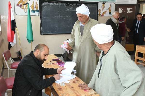 محافظ الشرقية يتفقد لجنة مدرسة عبد الحكيم حسن أباظة الإعدادية  للإطمئنان على سير الإستفتاء على التعديلات الدستورية