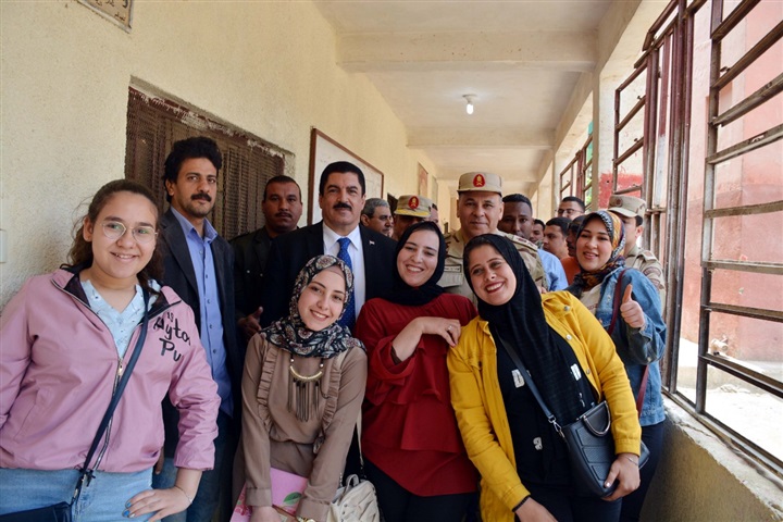 محافظ القليوبية يتفقد لجان انتخابات الاستفتاء علي الدستور 