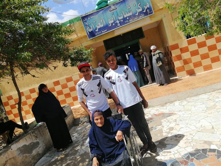 بالصور.. رياضة كفر الشيخ: شباب لمساعدة كبار السن وسيارات مجانية لنقل المواطنين للجان الاستفتاء