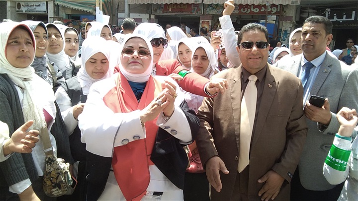 بالصور.. وكيل تعليم كفر الشيخ تقود مسيرة حاشدة لحث المواطنين علي المشاركة في الاستفتاء