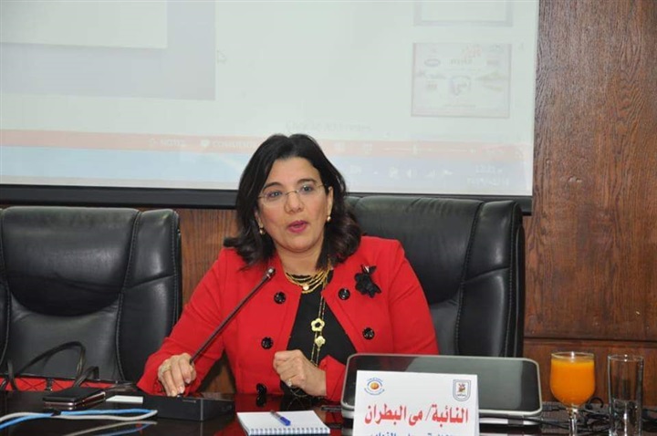 كلية الاقتصاد والعلوم السياسية تمنح «مي البطران» درع الكلية تقديرا لدورها