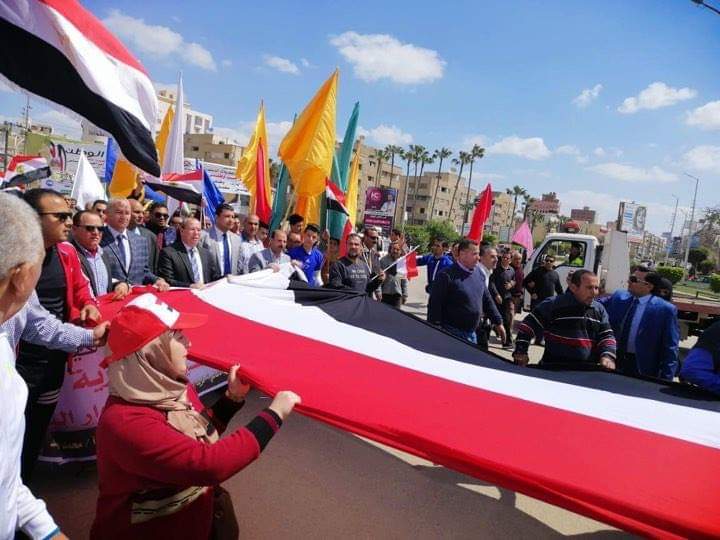 بعلم مصري طوله 50 متر.. مسيرات حاشدة للشباب والرياضة في المحافظات لحث المواطنين على المشاركة في الاستفتاء بعلم مصري طوله 50 متر.. مسيرات حاشدة للشباب والرياضة في المحافظات لحث المواطنين على المشاركة في الاستفتاء