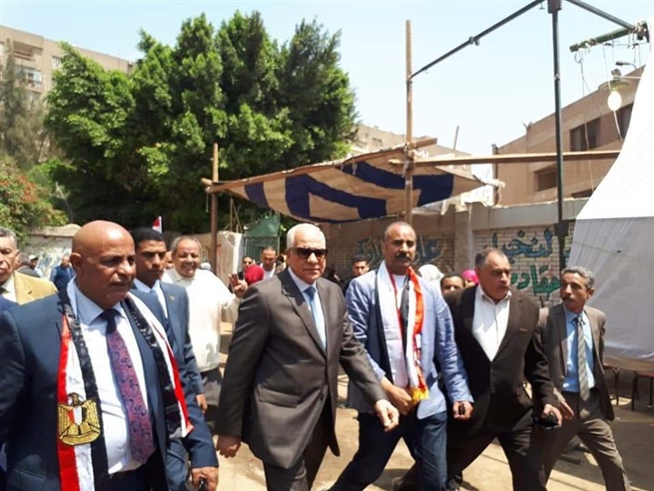 محافظ الجيزة يقدم خالص العزاء لأسرة شهيد الأستفتاء بالبدرشين 
