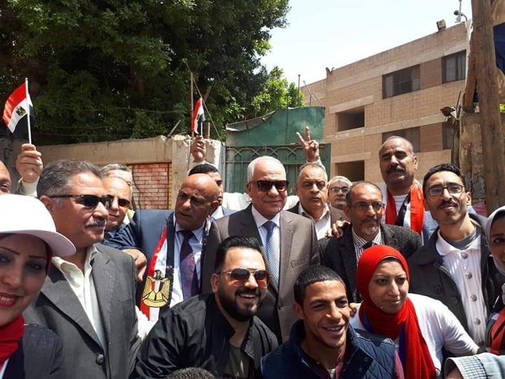 محافظ الجيزة يقدم خالص العزاء لأسرة شهيد الأستفتاء بالبدرشين 
