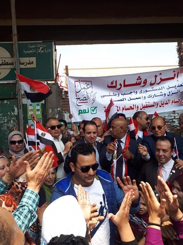محافظ الجيزة يقدم خالص العزاء لأسرة شهيد الأستفتاء بالبدرشين 