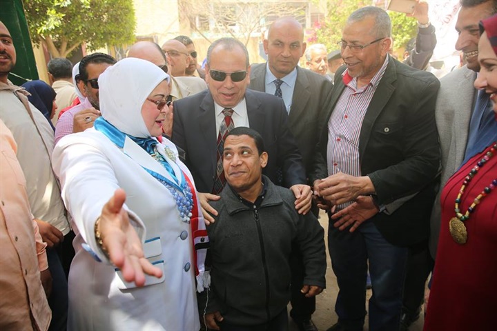 بالصور.. محافظ كفر الشيخ يتفقد لجنة مدرسة عبدالله النحاس الابتدائية وسط اقبال كثيف من المواطنين