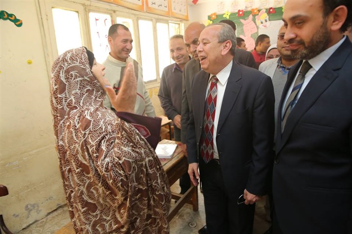 بالصور.. محافظ كفر الشيخ يتفقد لجنة مدرسة عبدالله النحاس الابتدائية وسط اقبال كثيف من المواطنين