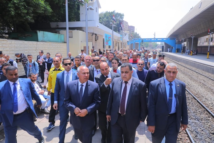 وزير النقل يواصل جولاته التفقدية لمتابعة عمليات التصويت على التعديلات الدستورية بلجان محطات السكك الحديدية وزير النقل يواصل جولاته التفقدية لمتابعة عمليات التصويت على التعديلات الدستورية بلجان محطات السكك الحديدية