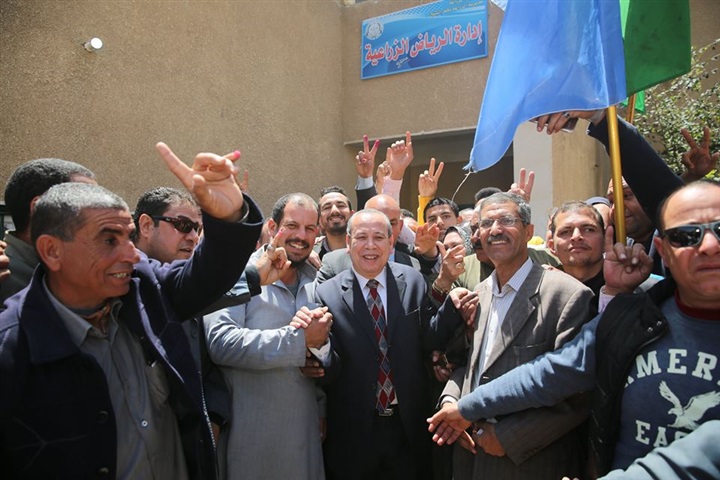 بالصور.. المزارعون وكبار السن بكفر الشيخ ضربوا المثل في الانتماء للوطن