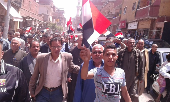 بالصور.. مسيرة حاشدة لحث المواطنين على المشاركة فى الإستفتاء على الدستور بكفر شكر 